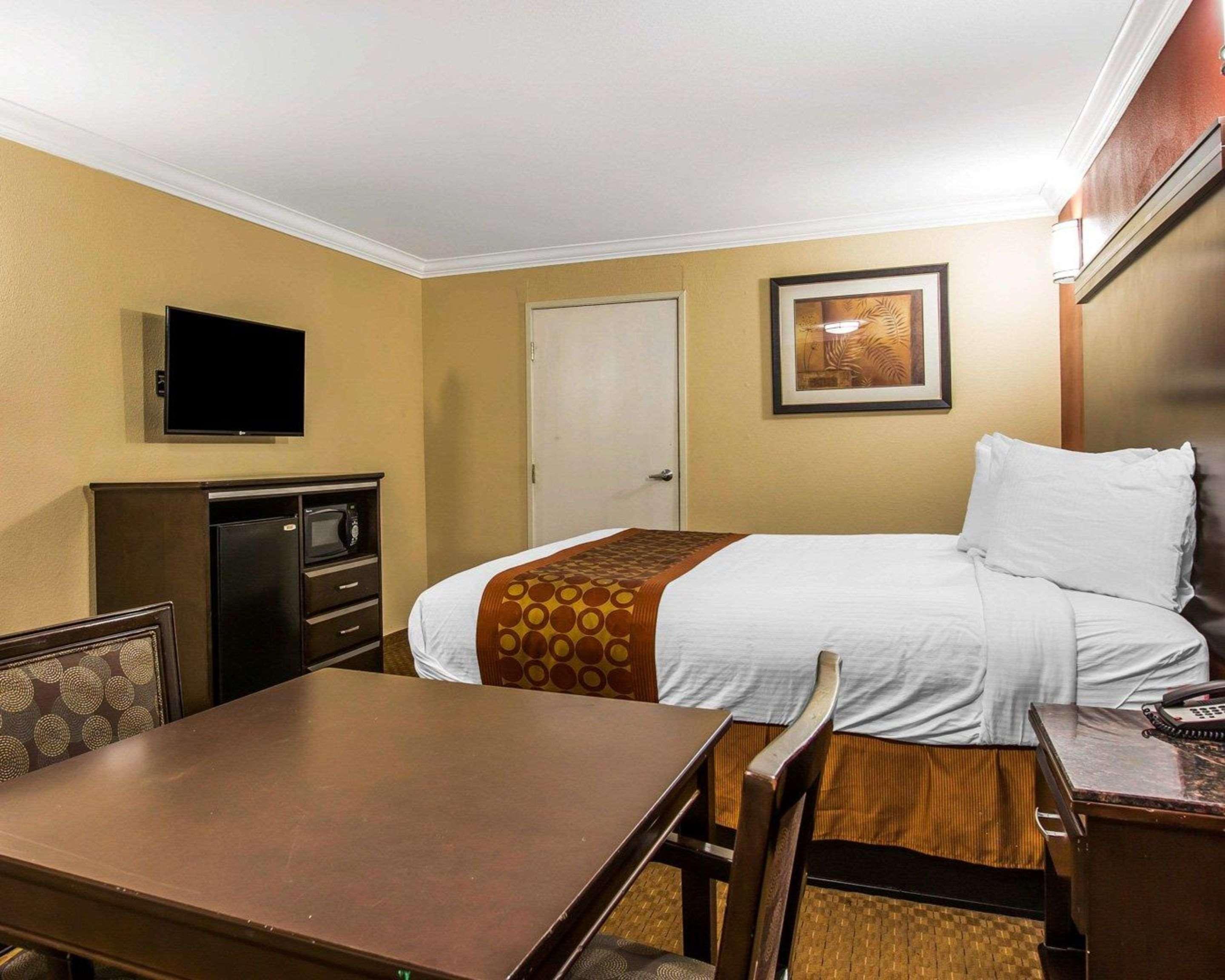 Rodeway Inn & Suites Corona Exterior foto